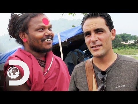 人喰い僧から祝福を受ける｜レヴィソン・ウッド：ヒマラヤを歩く (Getting A Blessing From A Cannibal Monk | Levison Wood: Walking The Himalayas)