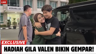 Download lagu CRAZY SURPRISE‼️ Valen Suddenly Appears at the Dormitory Bringing Something Unexpected for Mila! mp3