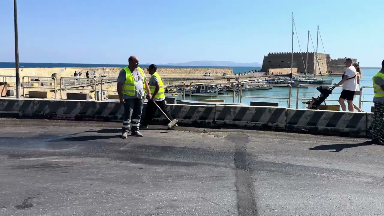 Έπεσαν λάδια στην παραλιακή - Επιχείρηση καθαρισμού στην πλατεία 18 Άγγλων