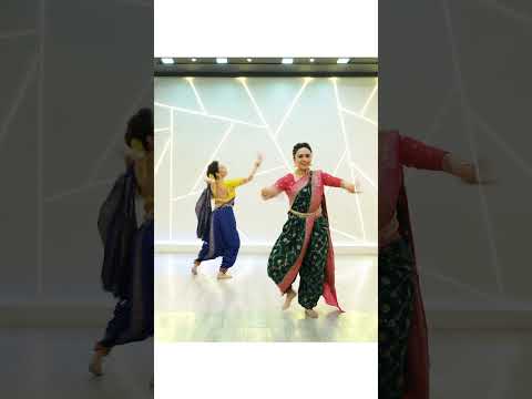 वाजले की बारा | अमृतकला | Amruta Khanvilkar | #AmuKiJhalak