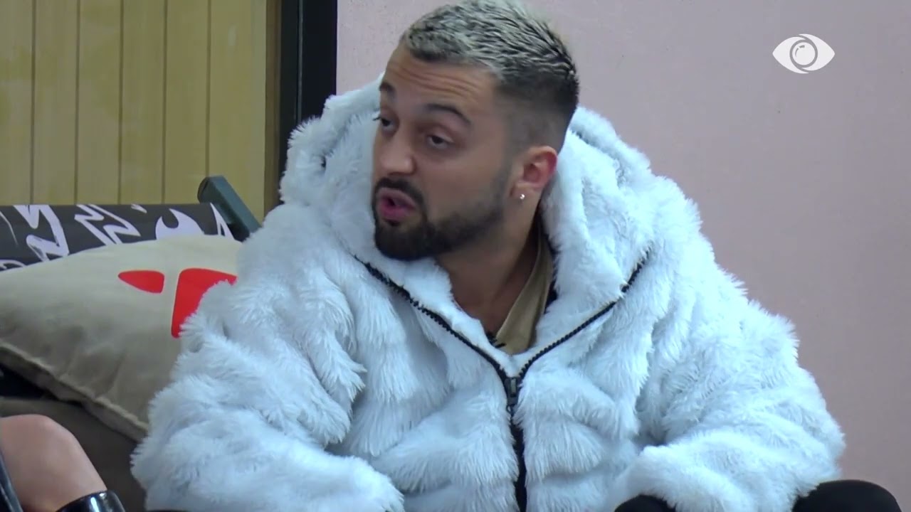 Je njeriu më i rëndësishëm këtu/ Egli-Gjestit gjatë bisedës