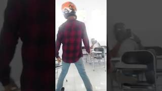 Download lagu Mahasiswa joget memakai helm mp3