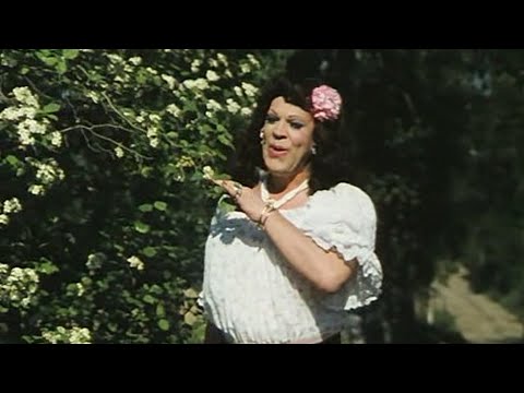 Johtaja Uuno Turhapuron äiti (Tyyne) ja kilpakosijakin ilmaantuu paikalle