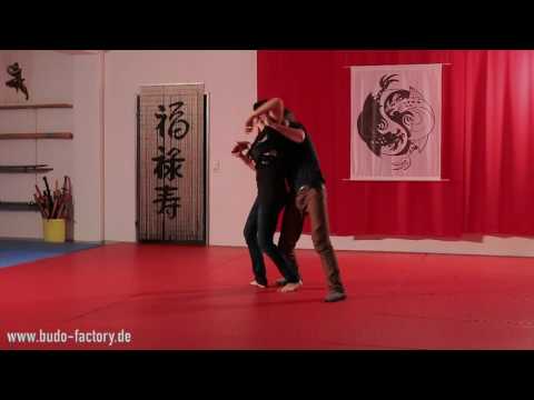 Selbstverteidigung: Abwehr gegen einen Haltegriff von hinten (Doppelnelson)