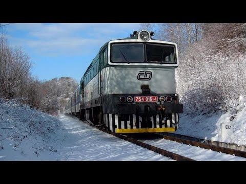 Lokomotiva 754 016 pobrukuje zimní krajinkou 31.1.2014