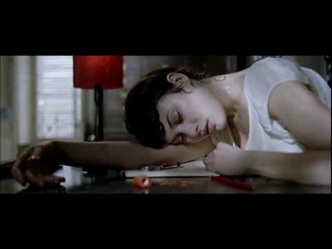 Olga Kurylenko l'annulaire