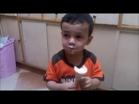 Mosab eating ice cream "Slow motion" - مصعب حبيبى