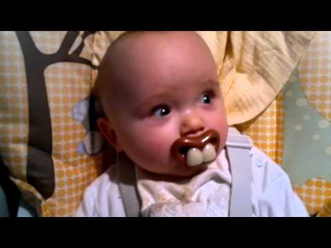 baby mit Hasenzahn-Schnuller