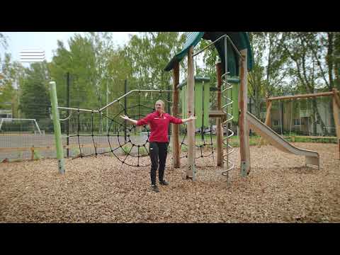 Aktiva barn - träna ute i en klätterställning