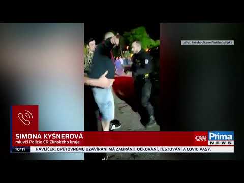 Pěsti a kopance. Rozzuřený dav fotbalových fanoušků napadl policii, hlídka ujela