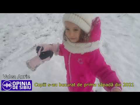 Copiii se bucură de zăpada proaspătă