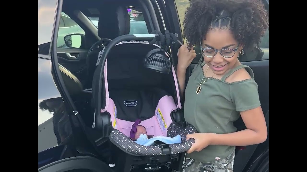 Girl Dad Reacts to Daughter's Grocery Trip With Her Baby Doll || ViralHog