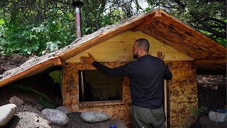Cabin construction in the mountains, Solo BUSHCRAFT. Survival and Meditation Cabin