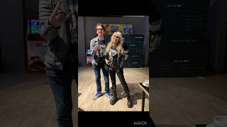 @DORO-PESCH  sieht zum ersten Mal die Jacke 💪. #doro #warlock #signature #unterschrift