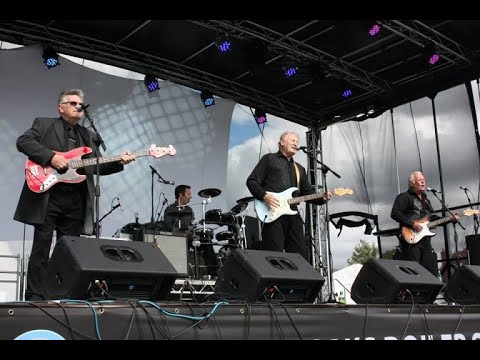 11.08.13 - Urmston, Manchester The Rockin' Berries still doing it - "He's In Town".