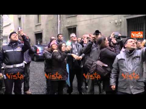 PINO DANIELE OMAGGIO A NAPOLI: LA SUA CHITARRA ACCANTO ALLA TARGA DELLA STRADA A LUI DEDICATA