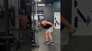 PATADA TRÍCEPS POLEA ALTURA DE LA MANO