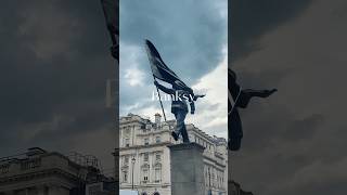 バンクシー新作🫢🤍ロンドンの中心地に彫像が。。✨ #london #banksy #ロンドン旅行 #ロンドン観光 #イギリス旅行 #travel #ロンドン生活