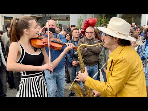 Crowd JOINS singing in Italian | Sarà Perché Ti Amo - Karolina Protsenko & Daniele Vitale Sax