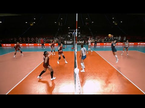 FERSINO'S PIPE - Fersino (Libero) attack from the 3m (10-foot) line.