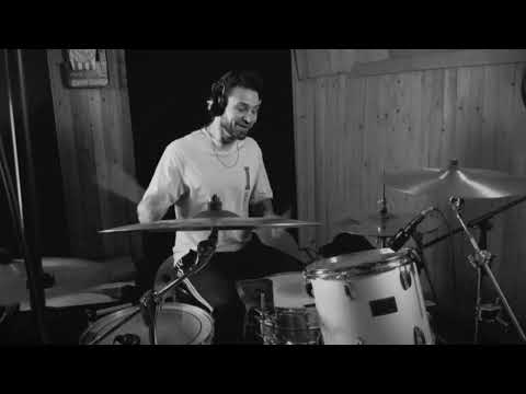 BARTEK PAWLUS plays QUEEN OF THE STONE AGE - LITTLE SISTER 