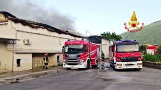 incendio-deposito-detersivi-a-monteforte-irpino-le-operazioni-di-spegnimento