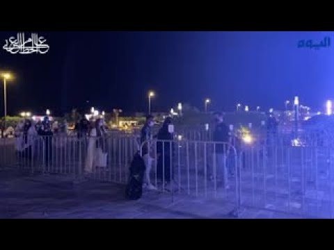 وسط إجراءات احترازية.. الجمهور يتوافد على مقر حفل "أنغام" و"وائل جسار" بالظهران