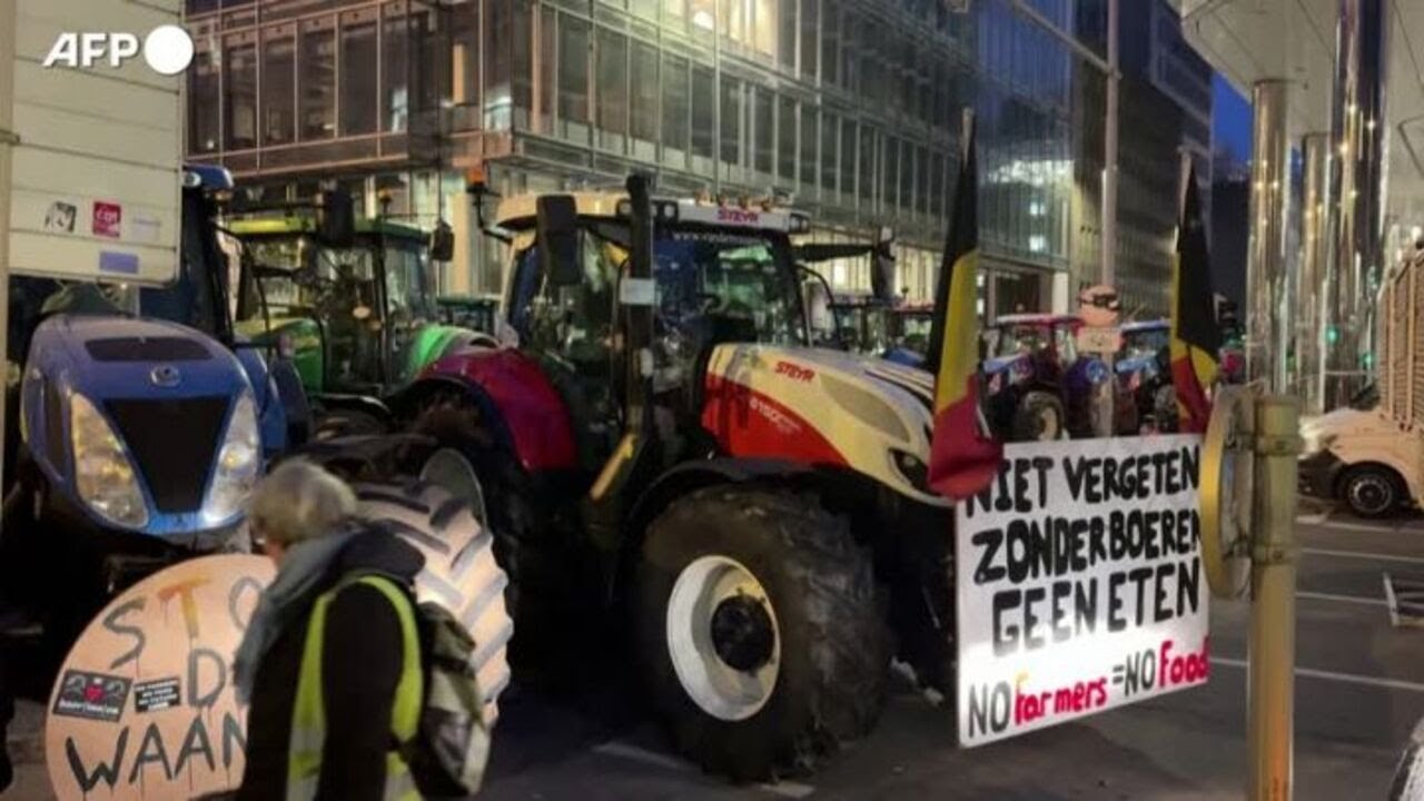 Bruxelles, gli agricoltori protestano con i trattori durante il vertice UE