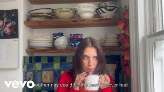 Musik-Video-Miniaturansicht zu MTJL (Maybe That's Just Life) Songtext von Mae Muller