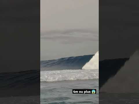 un tsunami arive sur la plage 😱 #gosurf