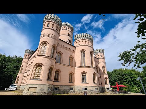 Das Jagdschloss Granitz befindet sich auf der Insel Rügen auf einem bewaldeten Berg bei Binz