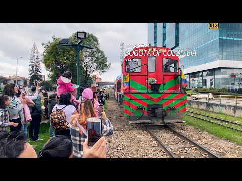 Pegue o trem em Bogotá - a Estação Ferroviária Colonial Usaquén, na capital dos Andes, Colômbia