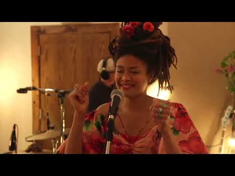 Valerie June - "Pink Moon" (Nick Drake)