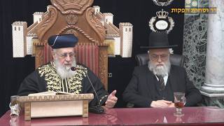 הראשון לציון הרב יצחק יוסף שליט"א - שיעור מוצ"ש בשלח תשפ"ו והרב המקדים הרב אהרון זכאי שליט"א (רבנים שונים) - התמונה מוצגת ישירות מתוך אתר האינטרנט יוטיוב. זכויות היוצרים בתמונה שייכות ליוצרה. קישור קרדיט למקור התוכן נמצא בתוך דף הסרטון