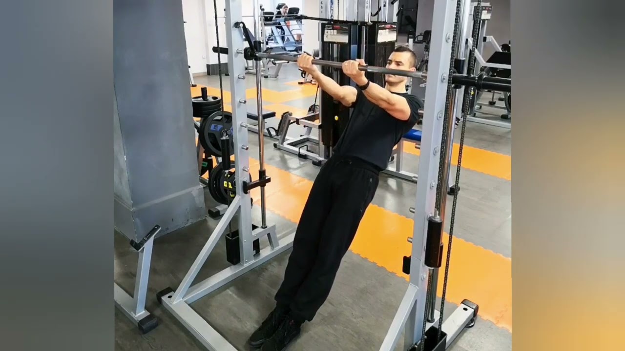 Tracțiuni pentru biceps, din atârnat la Smith, cu priză supinată