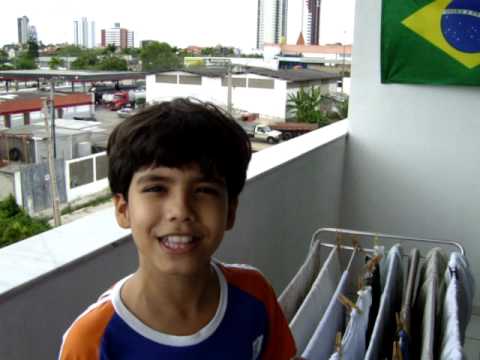 Guilherme Lucena canta Tema da Copa do Mundo 2010 Campina Grande - Aluno Lourdinas