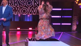 Kelly Clarkson forgets her own song then dies