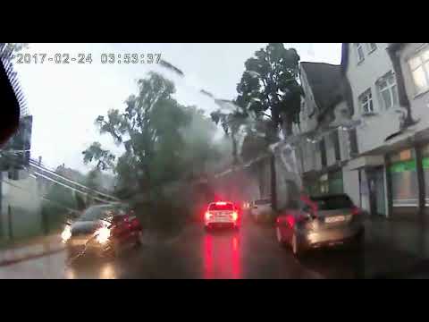 Dashcam Video Tornado Lippstadt, Baum trifft Auto