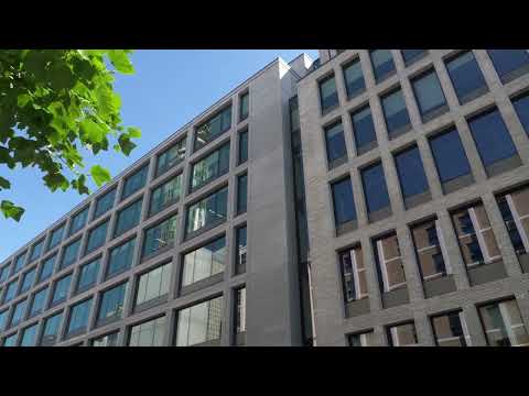 Loveld voorziet de gevelelementen in architectonisch beton met plankenmotief bij 80 Charlotte Street