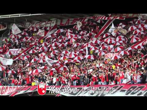 "Â¡Muchachos traigan vino juega Santa Fe!" Barra: La Guardia Albi Roja Sur • Club: Independiente Santa Fe