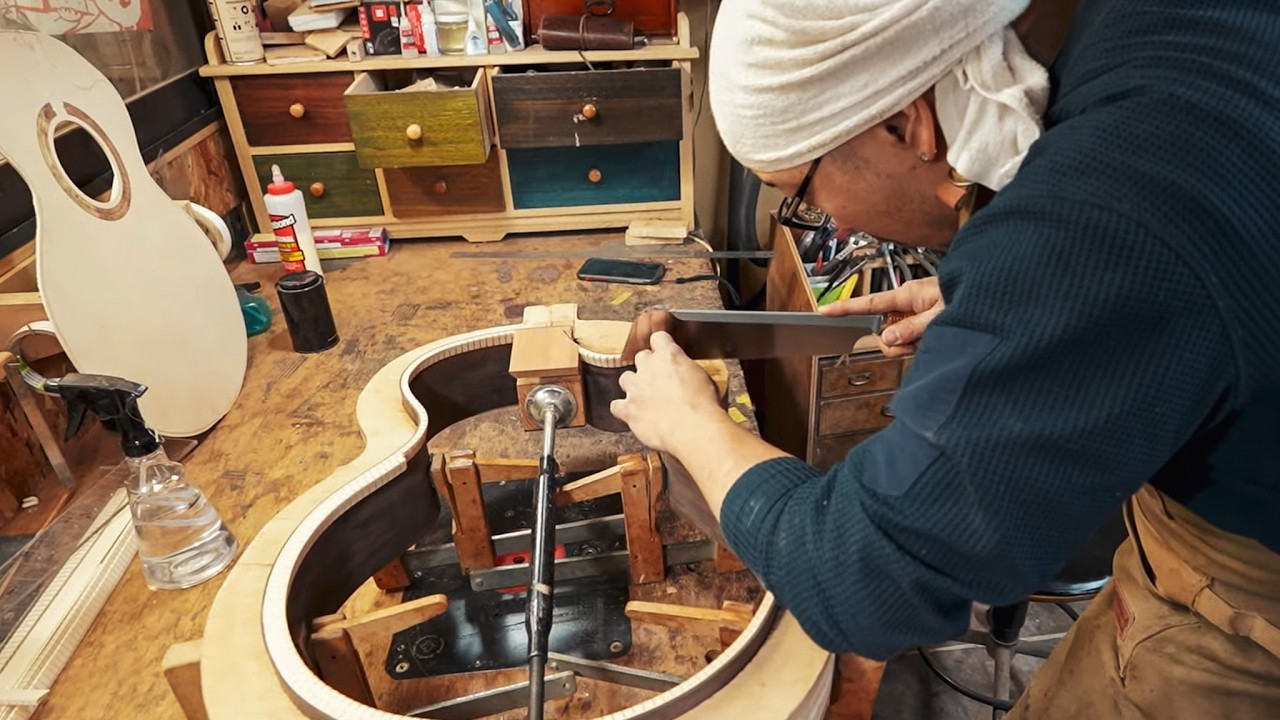 【ボディ制作】アコースティックギターを作るプロセス。日本を代表するアコースティックギタールシアーに密着。