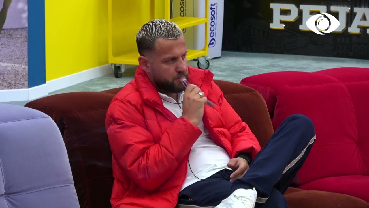 Luizi dhe Valbona zgjohen dhe bisedojnë në living