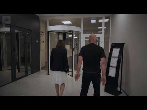 Sanna Marin unohtaa käytöstavat