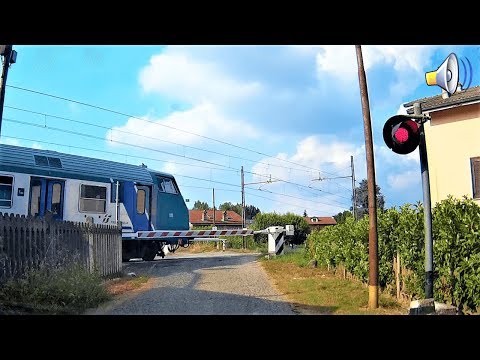 Passaggio a livello Strada Cascinetta Alessandria treno in transito # railroad crossing