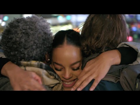 Eindelijk een knuffel: na 2 jaar ziet Maggy haar ouders weer