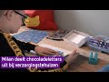 Milan deelt chocoladeletters uit