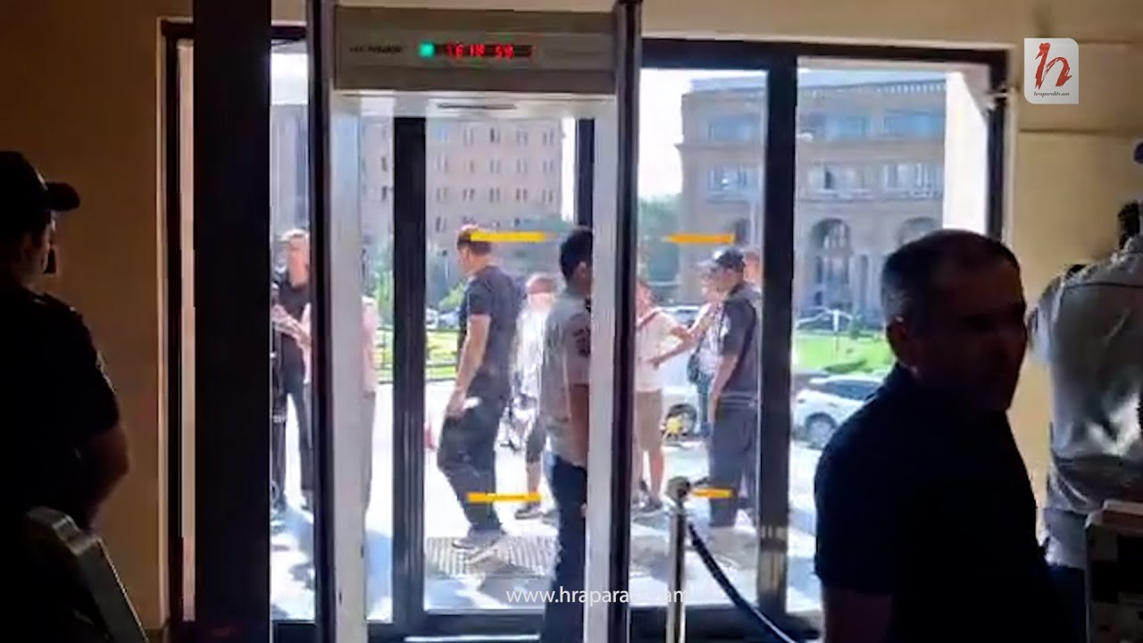 Ոստիկանությունը քաղաքապետարանի դռները փակեց քաղաքացիների առջև