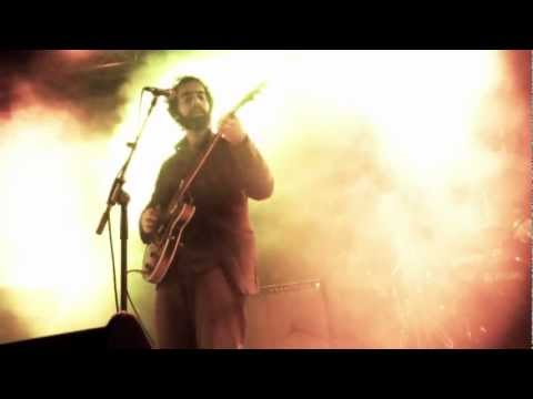 הבילויים - חיליק פורצלינה מסתכל על המצעד