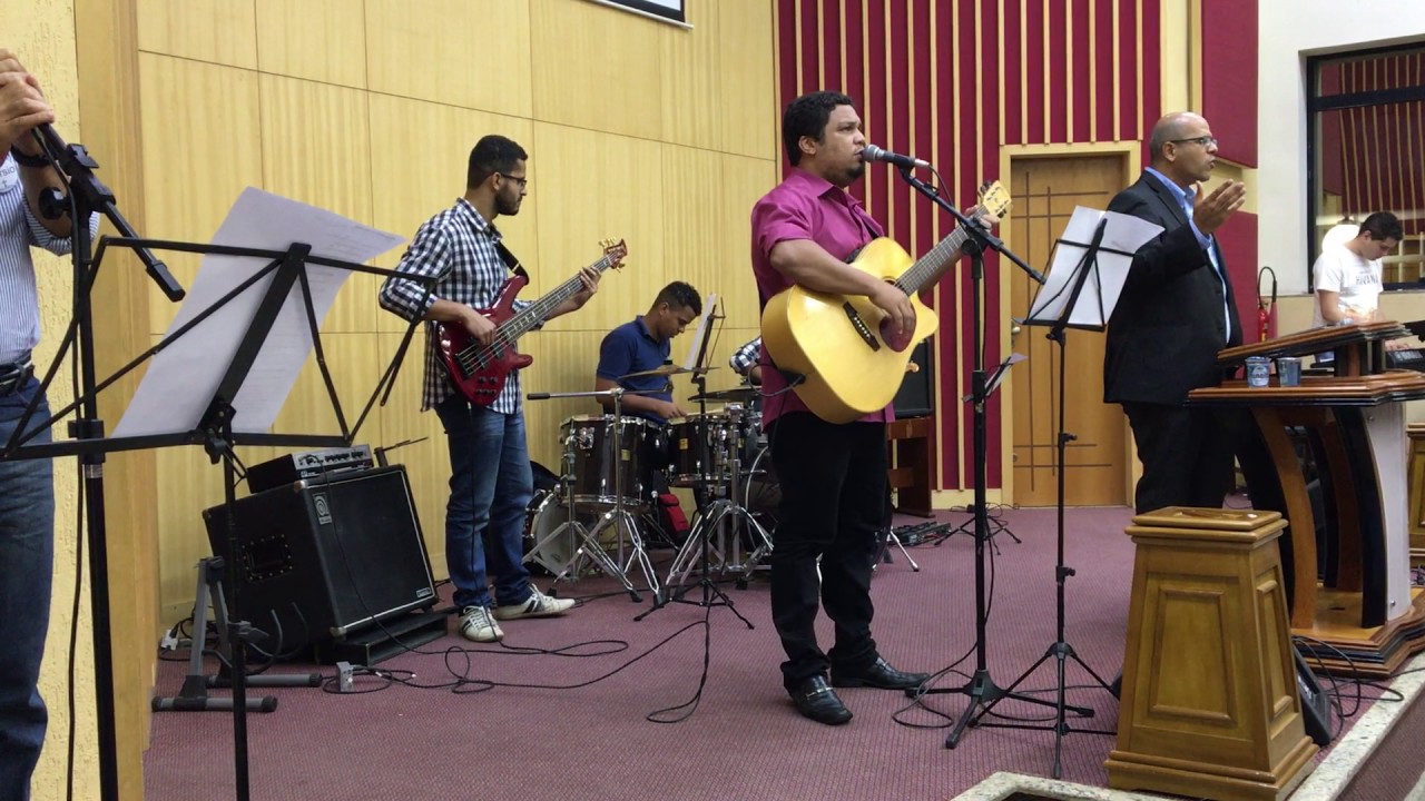 Perante o Trono (Versão em português de Before the Throne)