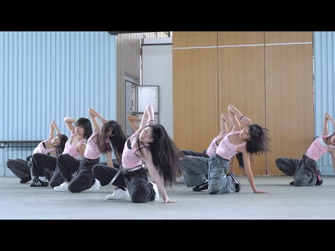 Một vũ công đường phố xinh đẹp bị tuột núm vú khi trang phục của cô ấy bị tuột...